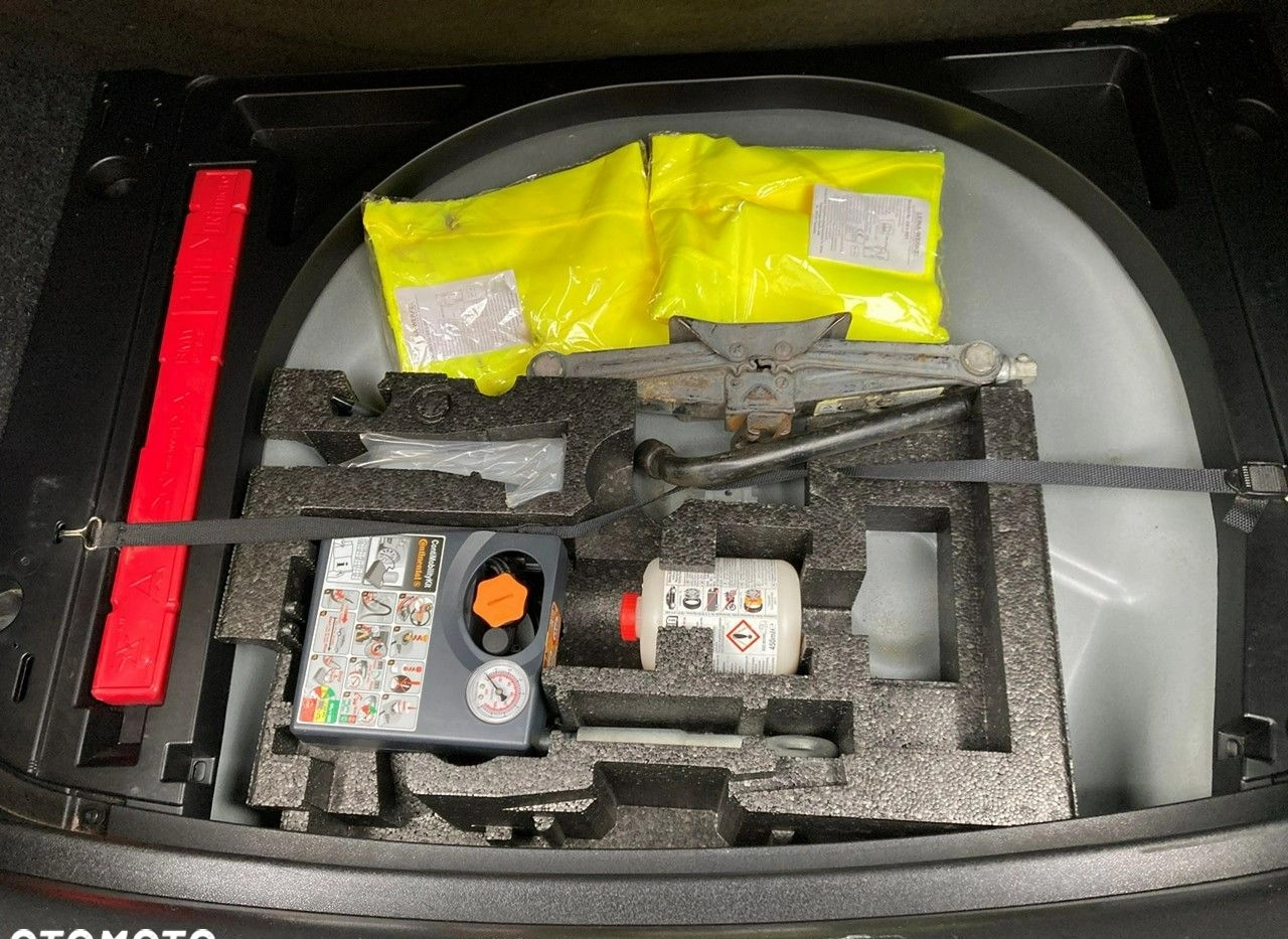 Volvo V40 cena 37900 przebieg: 223000, rok produkcji 2013 z Modliborzyce małe 497